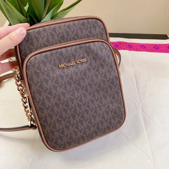 Michael Kors Jet Set Flight Crossbody Bag in brown signature - Picture 2 of 9